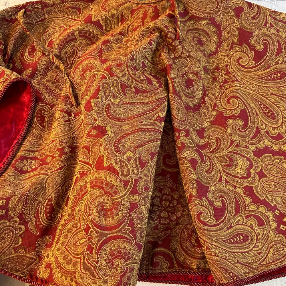 EMBROIDERED TAPESTRY BURGUNDY/GOLD CHRISTMAS TREE SKIRT AND MATCHING STOCKING - Picture 6 of 10